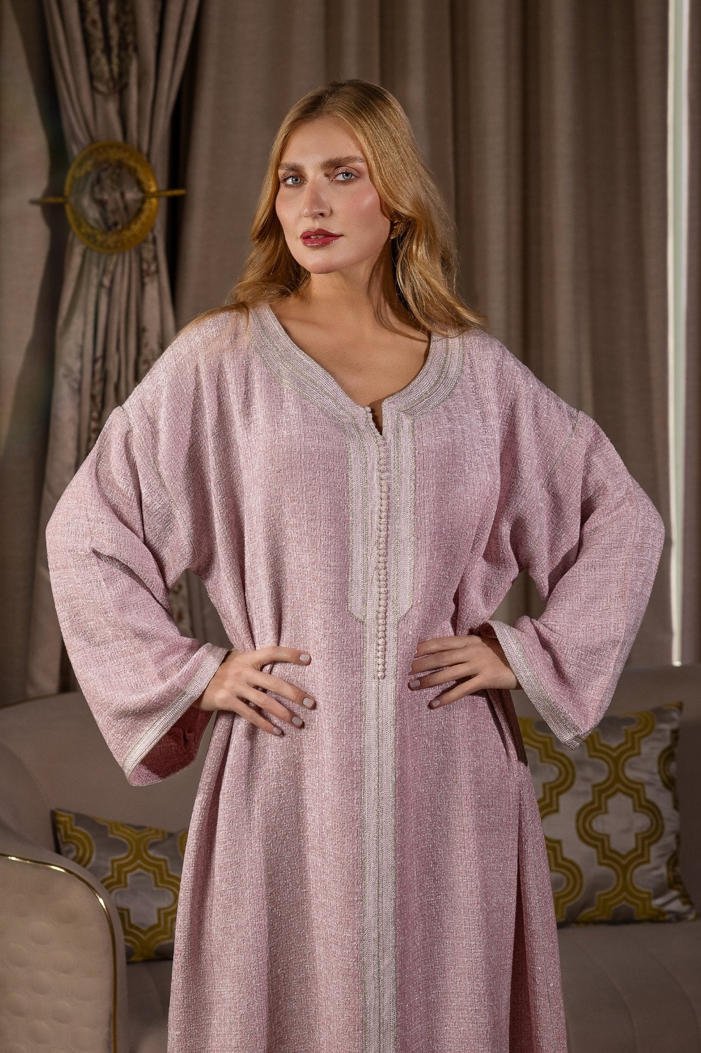 Caftan Rose Élégant aux Finitions Délicates - Ladmana
