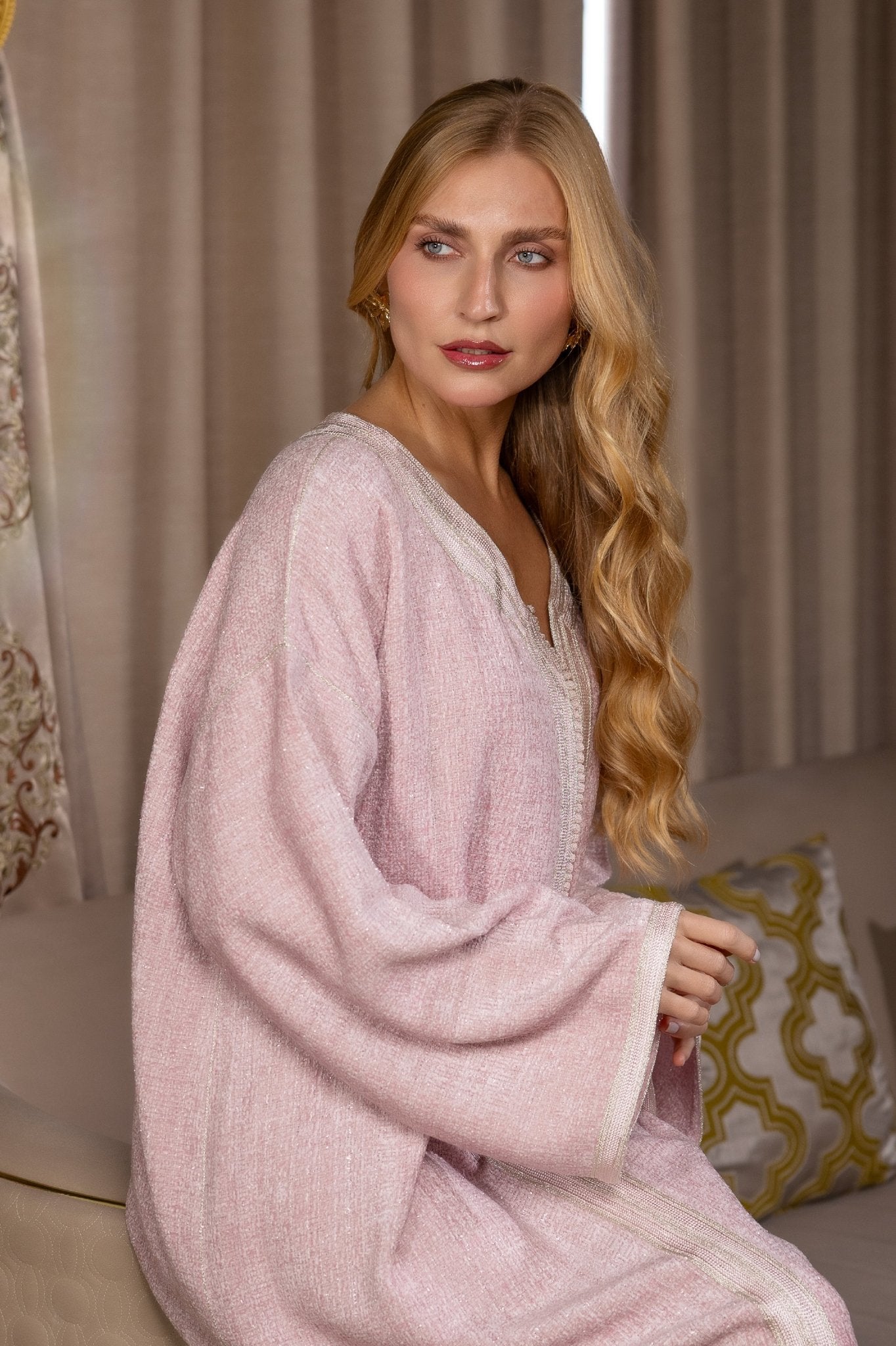 Caftan Rose Élégant aux Finitions Délicates - Ladmana