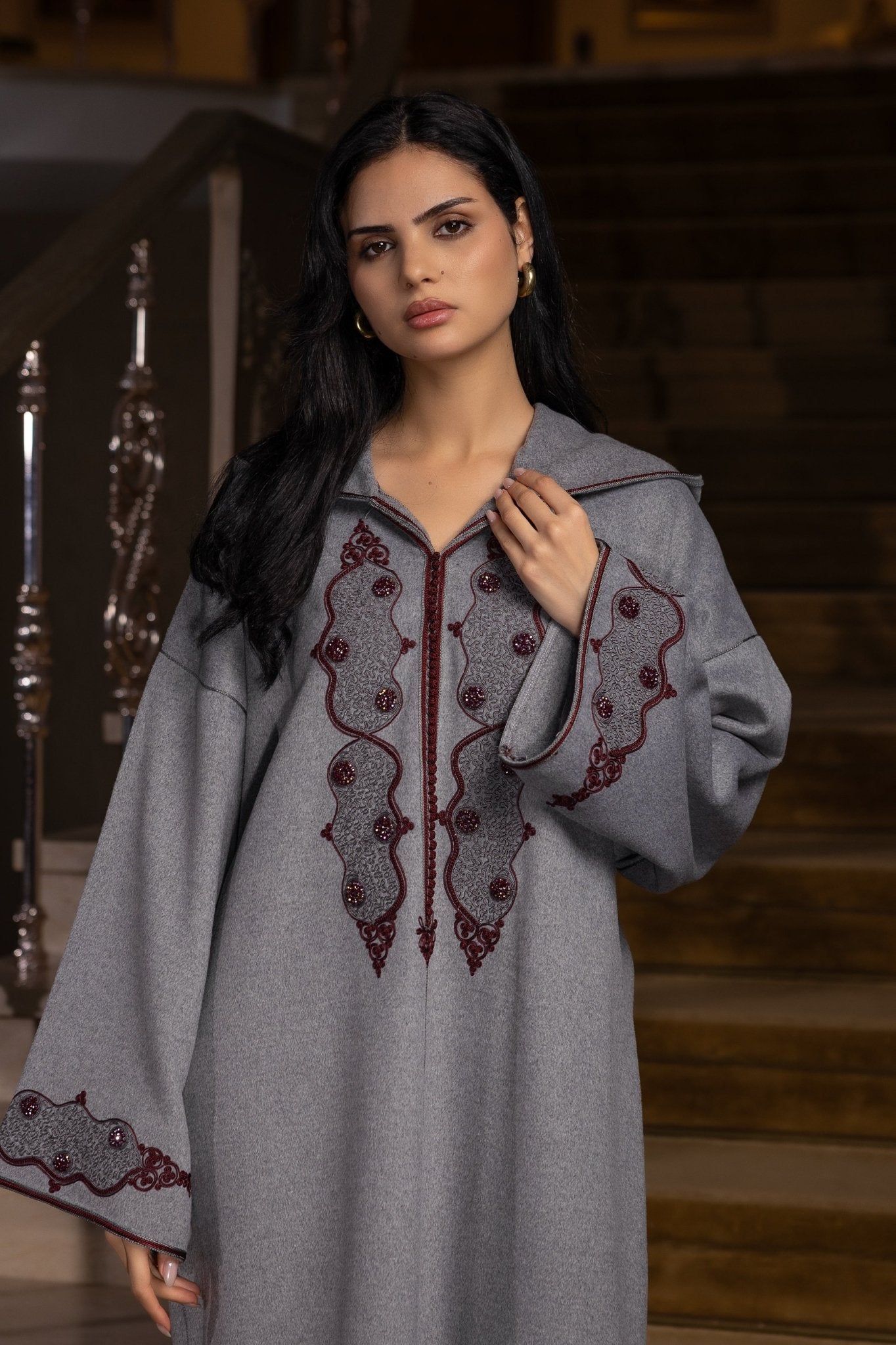 Jellaba Grise aux Broderies Bordeaux - Ladmana