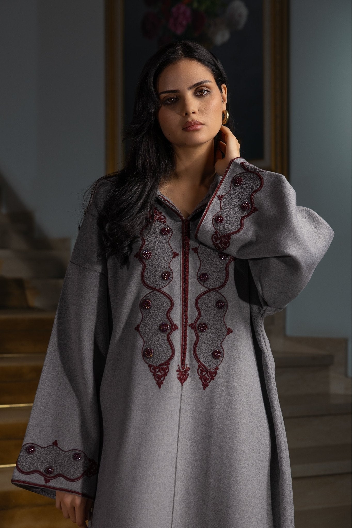 Jellaba Grise aux Broderies Bordeaux - Ladmana