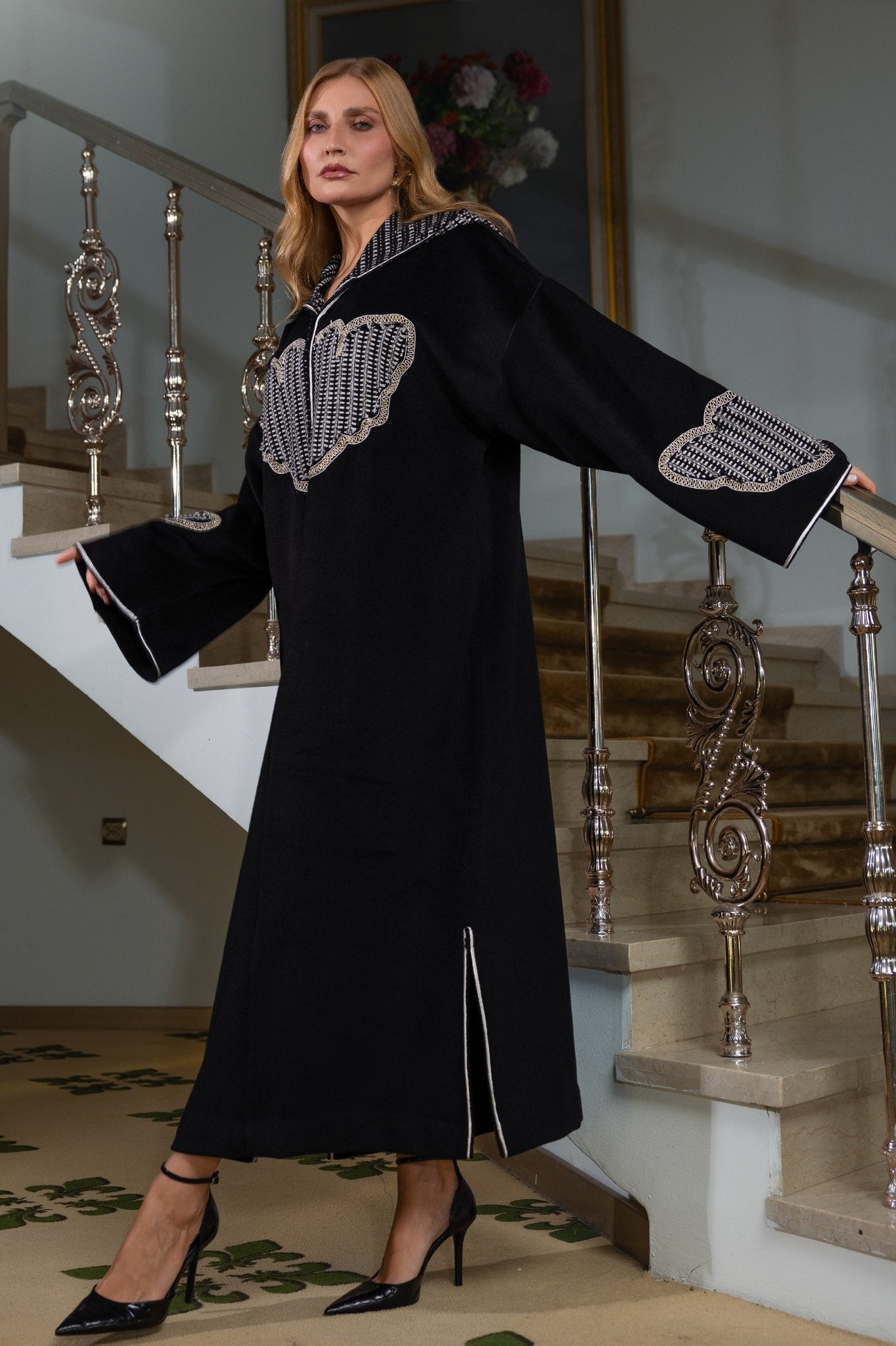 Jellaba Noire aux Motifs Brodés Contrastés - Ladmana