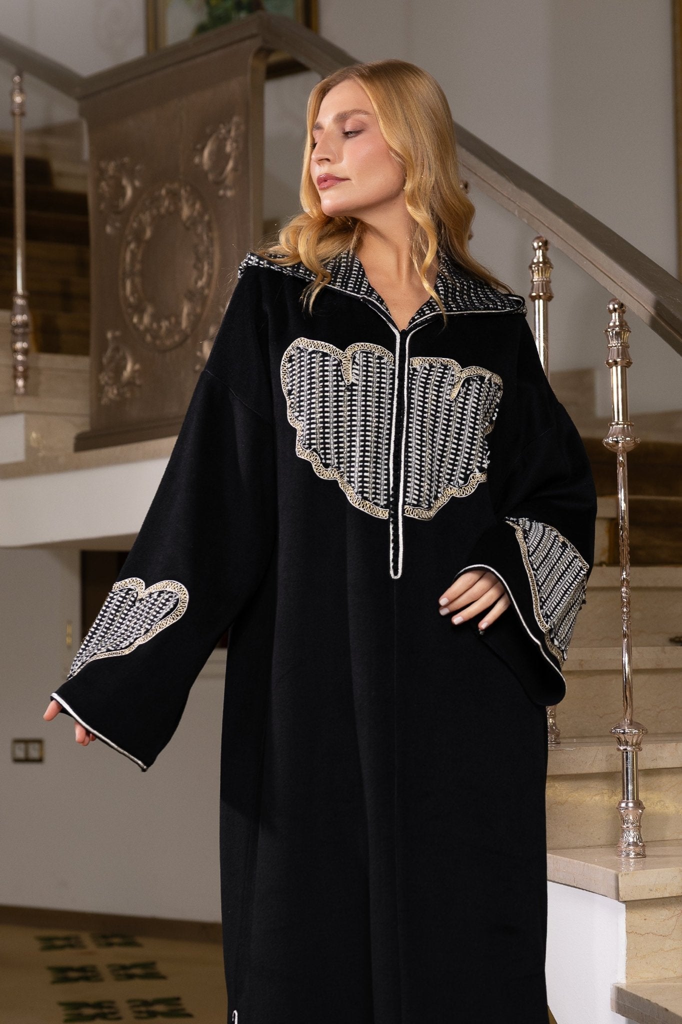 Jellaba Noire aux Motifs Brodés Contrastés - Ladmana