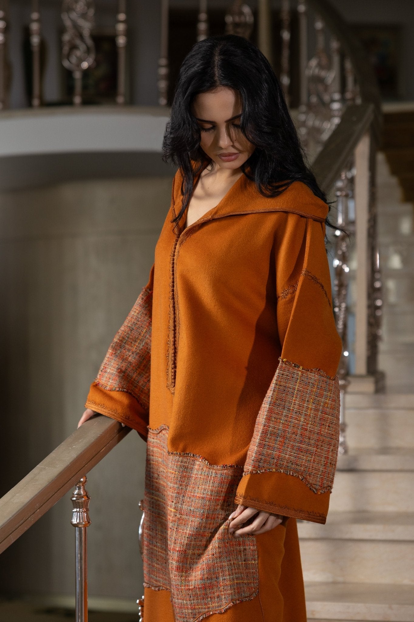 Jellaba Orange aux Détails Contemporains - Ladmana