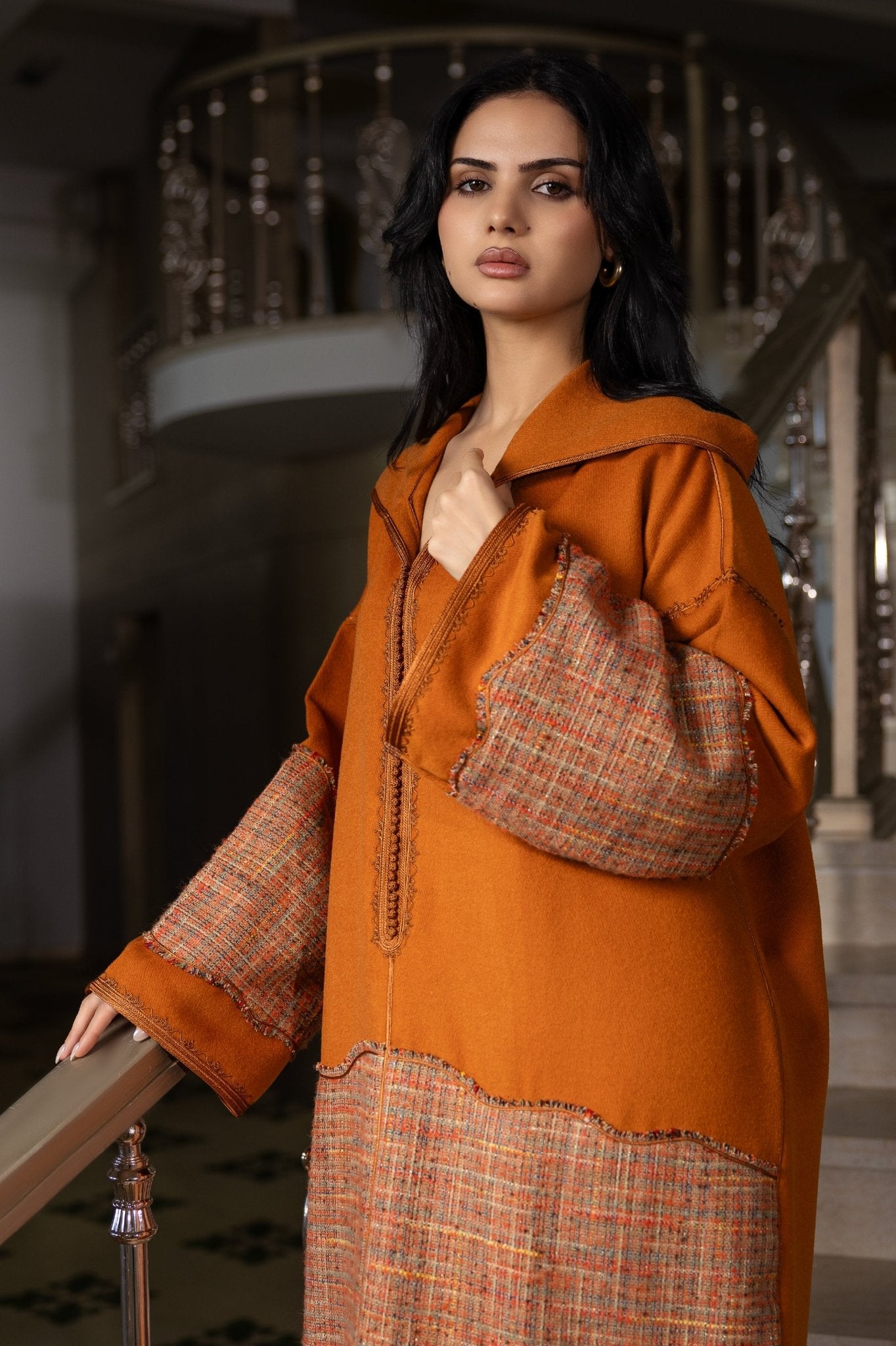 Jellaba Orange aux Détails Contemporains - Ladmana