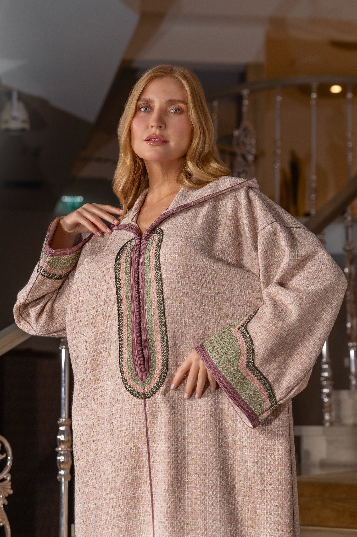 Jellaba Rose Texturée aux Détails Brodés - Ladmana